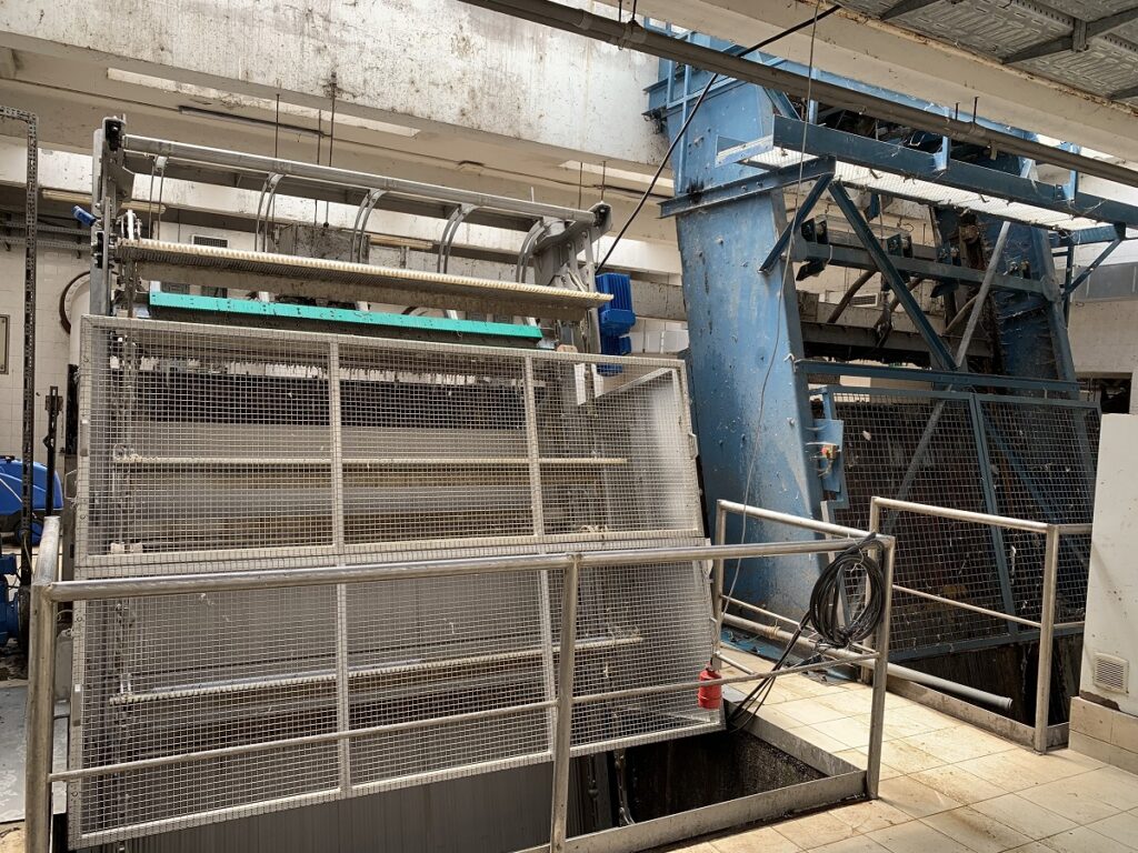 The practice of operating the Ekoton catenary screen at wastewater treatment plants in Budapest, Hungary